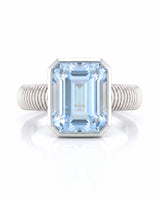 Rivage Bezel emerald-cut Aquamarine ribbed bezel solitaire ring setting in White Gold, front view | SARATTI