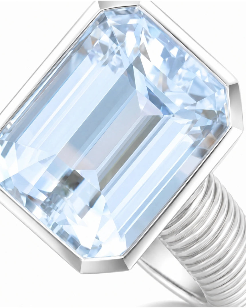 Rivage Bezel emerald-cut Aquamarine ribbed bezel solitaire ring setting in White Gold, side view | SARATTI