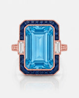 Saphira Line emerald-cut Aquamarine ring setting in rose gold, front view with blue sapphire halo and baguette side diamonds | SARATTI