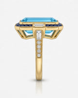 Saphira Line emerald-cut Aquamarine ring setting in yellow gold, side profile with pavé shoulders and open crown gallery | SARATTI