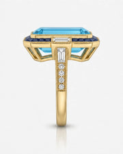 Saphira Line emerald-cut Aquamarine ring setting in yellow gold, side profile with pavé shoulders and open crown gallery | SARATTI