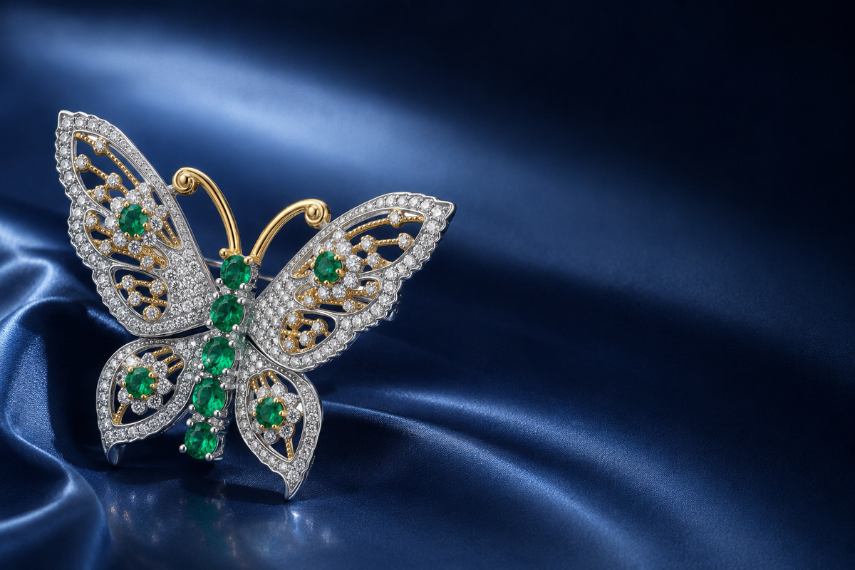 Émeraude Volante Brooch