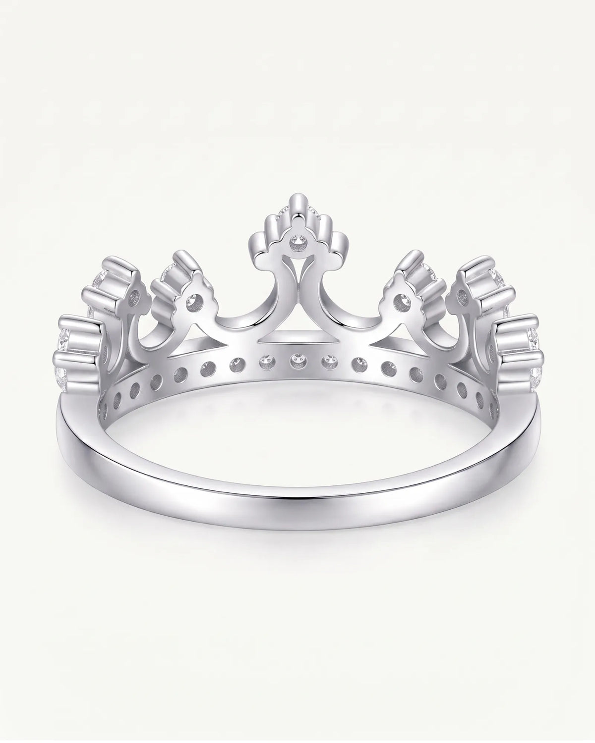 Crown-inspired diamond wedding band in platinum with a refined curved contour | SARATTI