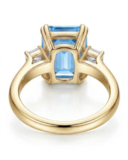 Trilune emerald-cut Aquamarine emerald-diamond step-cut three-stone ring setting in Yellow Gold, front view | SARATTI