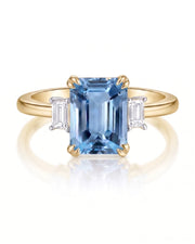 Trilune emerald-cut Aquamarine emerald-diamond step-cut three-stone ring setting in Yellow Gold, setting detail | SARATTI