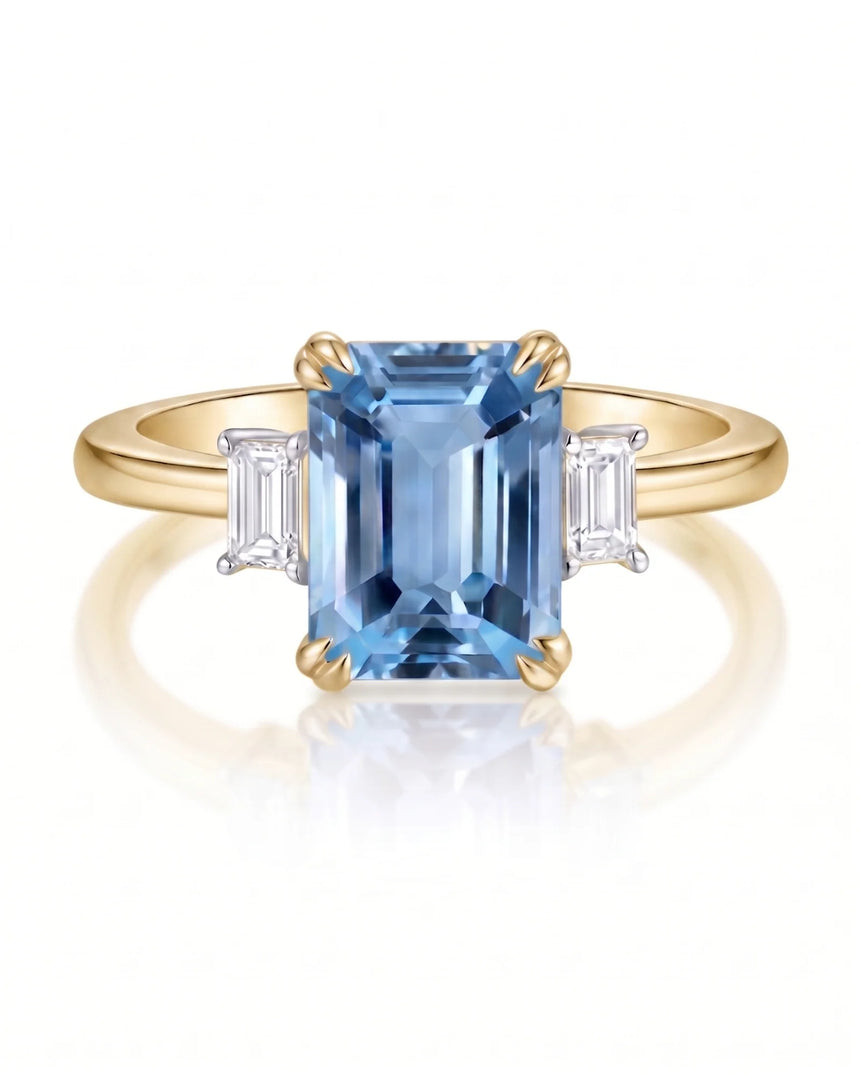 Trilune emerald-cut Aquamarine emerald-diamond step-cut three-stone ring setting in Yellow Gold, setting detail | SARATTI