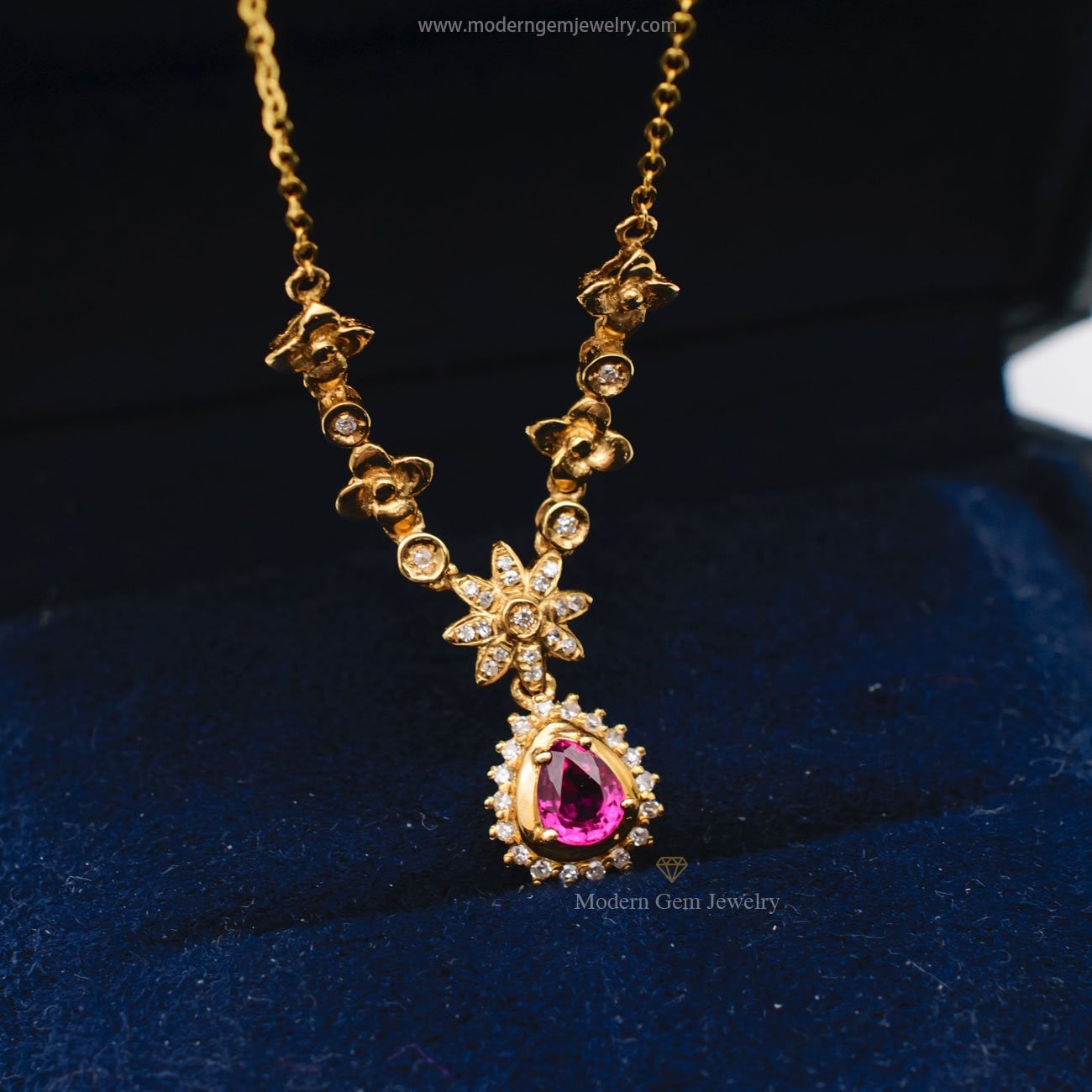 Antique Style Necklace with Ruby and Diamonds | Saratti