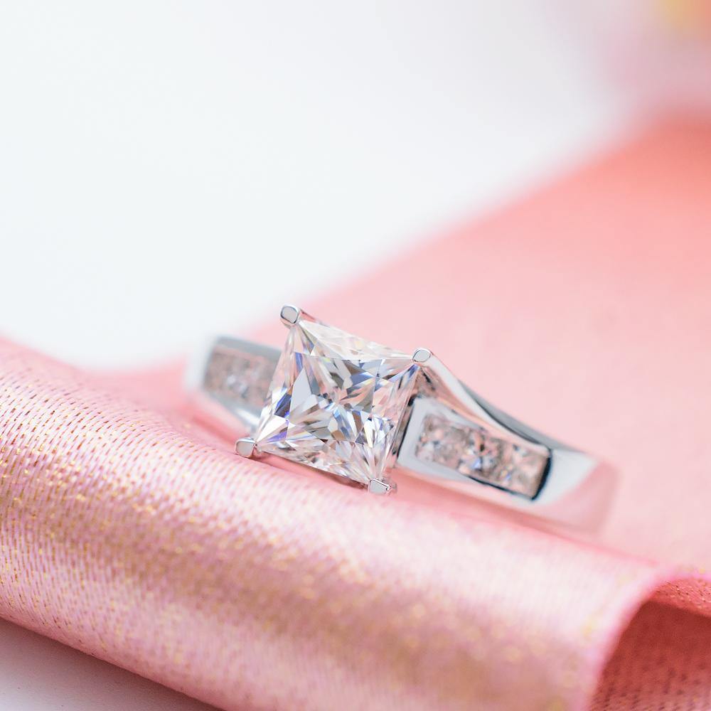 Superb SIENA Princess Cut Diamond Twisted Shank Ring | Modern Gem Jewelry | Saratti
