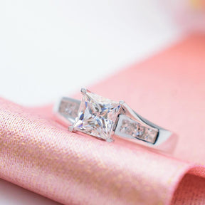 Superb SIENA Princess Cut Diamond Twisted Shank Ring | Modern Gem Jewelry | Saratti