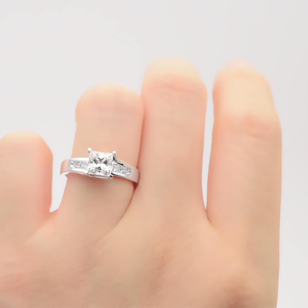 Elegant SIENA Princess Cut Diamond Twisted Shank Ring | Modern Gem Jewelry | Saratti
