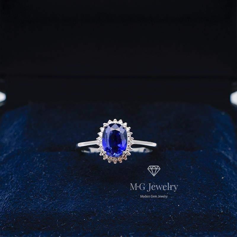 Gorgeous Oval Sapphire Halo Diamonds Promise Ring | Modern Gem Jewelry | Saratti