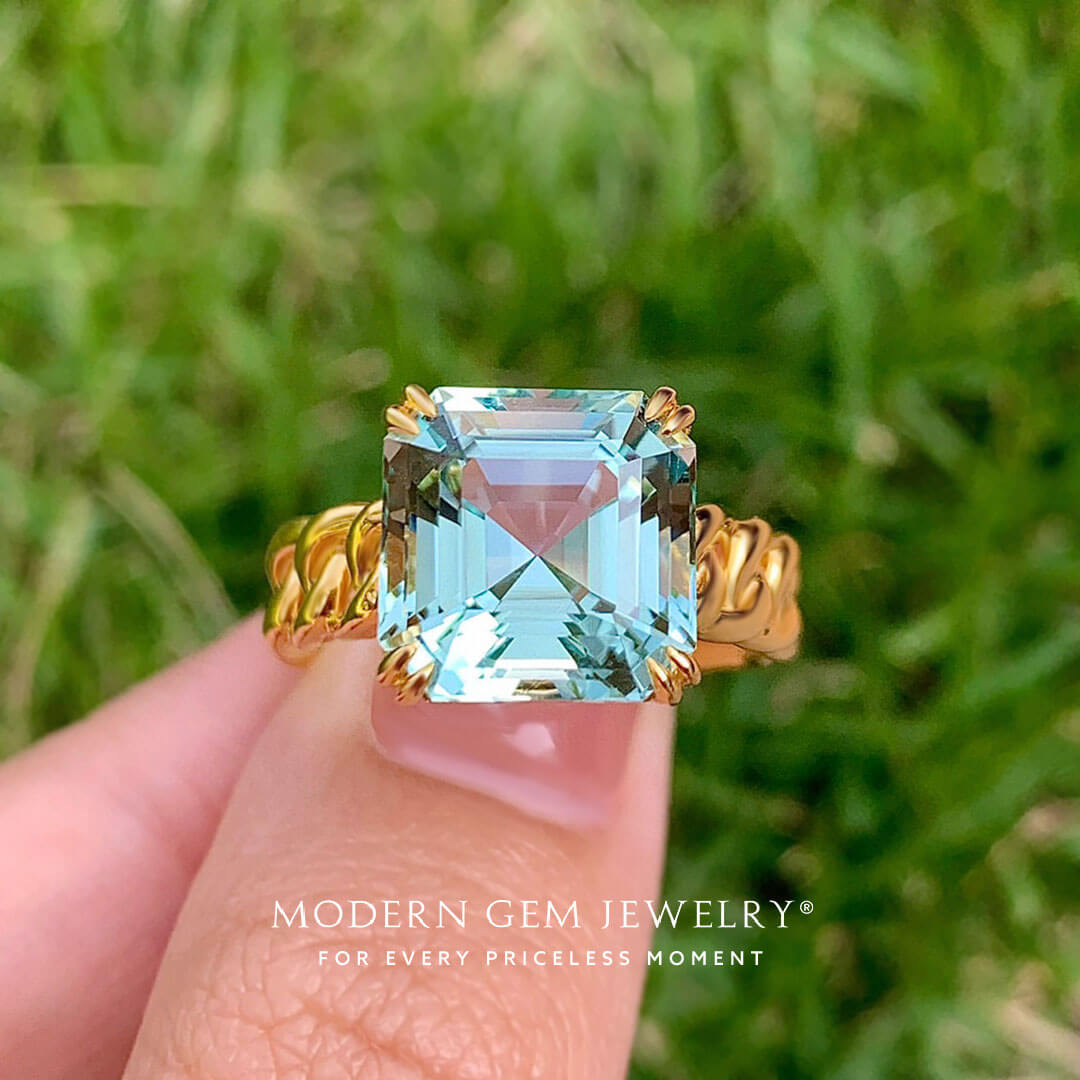 Blue Ring in 18K Yellow Gold with Aquamarine Center Stone | Modern Gem Jewelry | Saratti