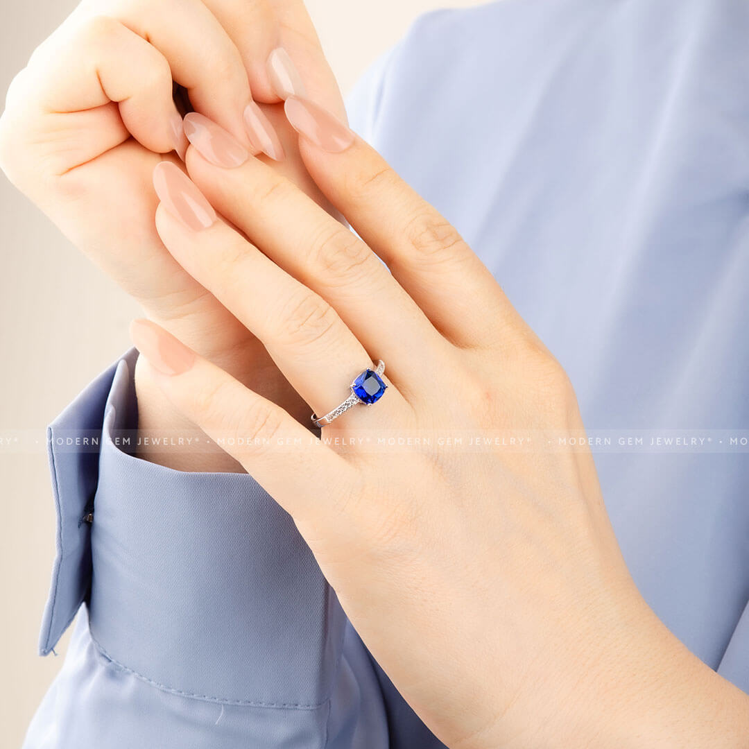 Unique Prong Set Royal Blue Sapphire Diamonds Ring | Modern Gem Jewelry | Saratti