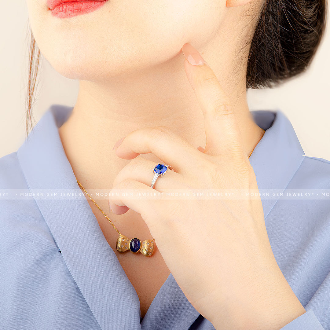 Bespoke Prong Set Royal Blue Sapphire Diamonds Ring | Modern Gem Jewelry | Saratti
