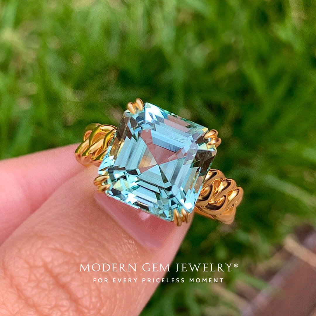 Blue Ring in 18K Yellow Gold with Aquamarine Center Stone | Modern Gem Jewelry | Saratti