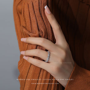 Art Deco Wedding Band with Diamonds in White Gold on Female Finger | Modern Gem Jewelry | Saratti 