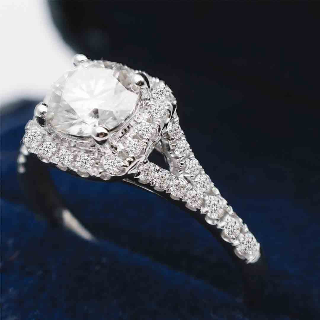 Brilliant CORA Round Moissanite Halo White Gold Ring | Modern Gem Jewelry | Saratti
