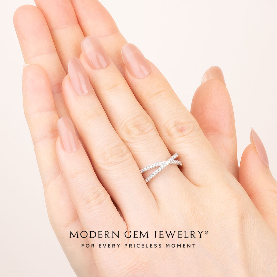 Special Wedding Band with Diamonds in 18K White Gold | Modern Gem Jewelry | Saratti 