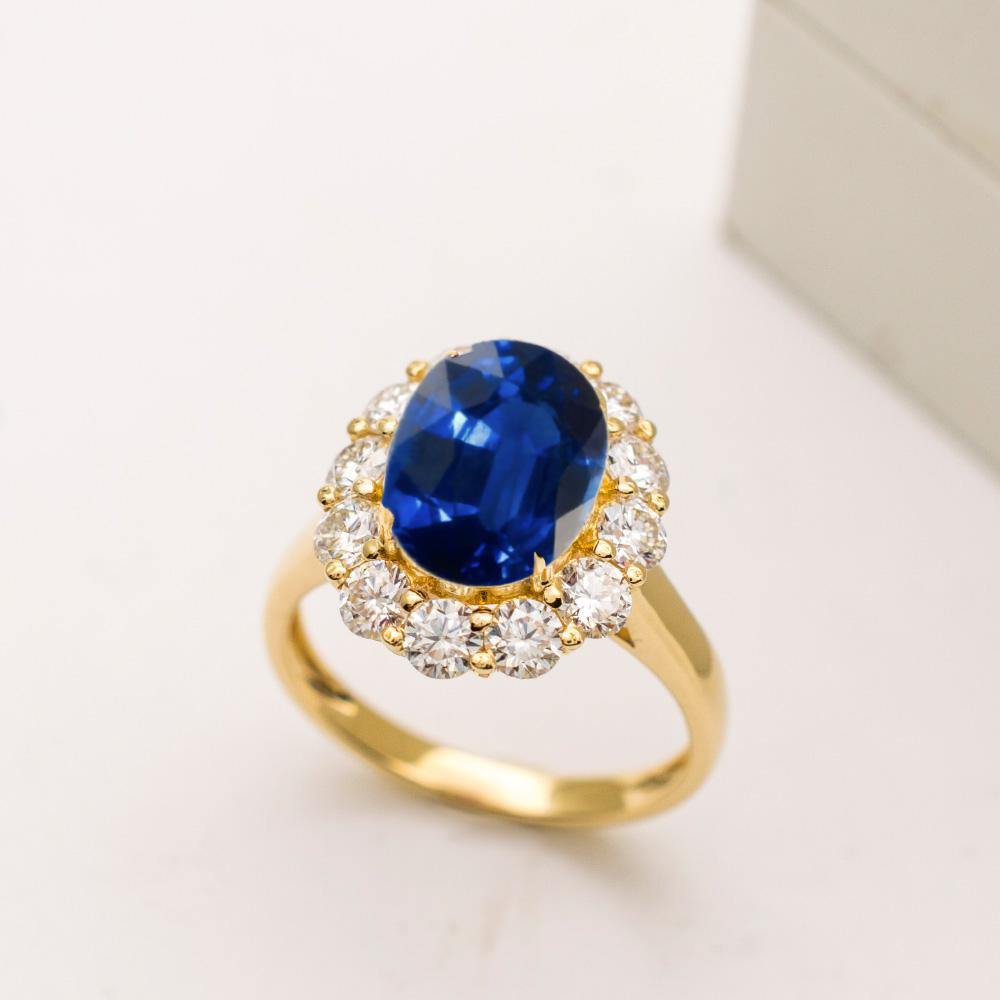 Fantastic Vintage Sapphire Engagement Ring in 18K Yellow Gold | Modern Gem Jewelry | Saratti