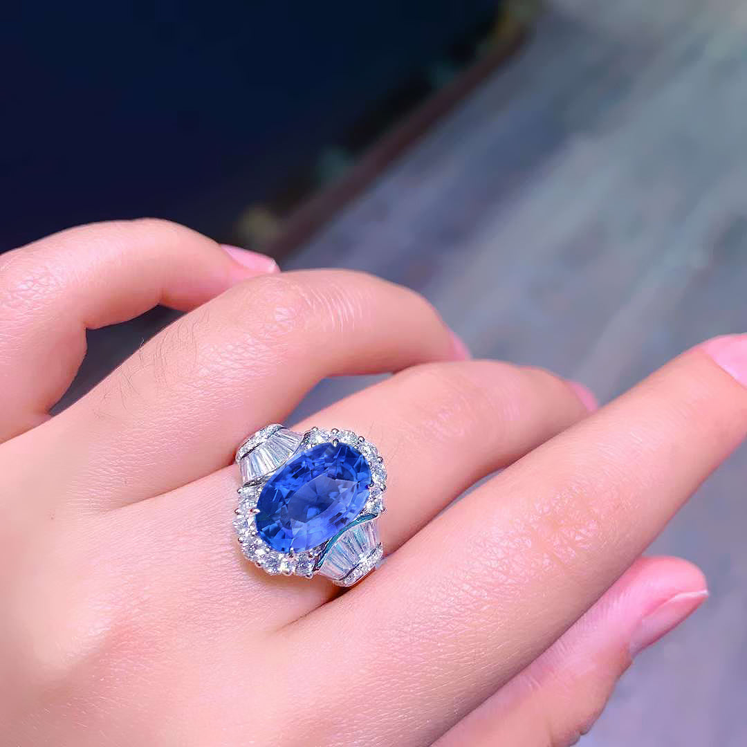 Luxury cornflower blue sapphire diamond ring crafted in polished 18K white gold | SARATTI