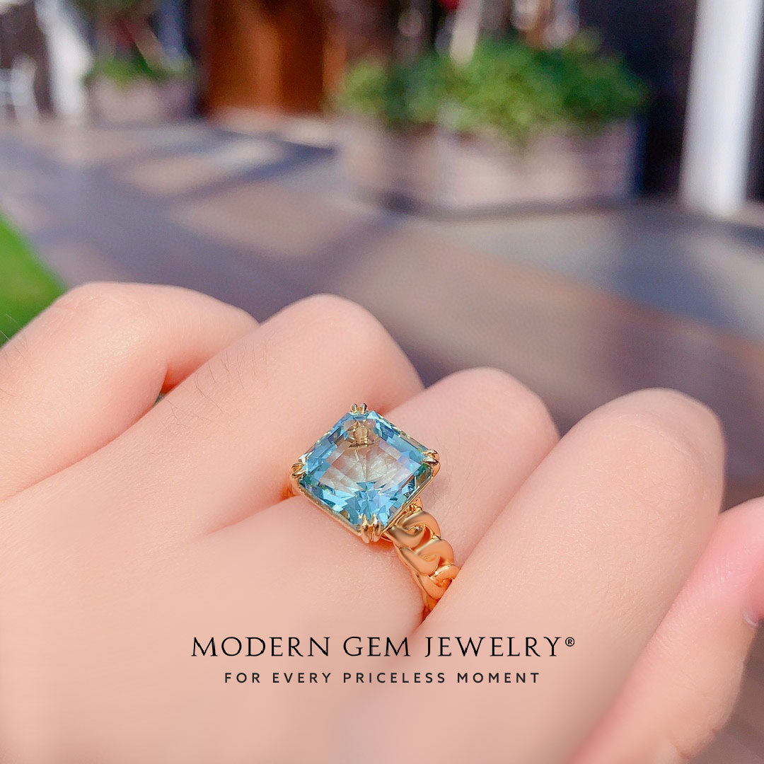 Blue Ring in 18K Yellow Gold with Aquamarine Center Stone | Modern Gem Jewelry | Saratti