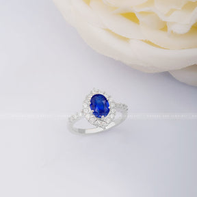 Impressive Oval Blue Sapphire and Diamond Halo White Gold Ring | Modern Gem Jewelry | Saratti