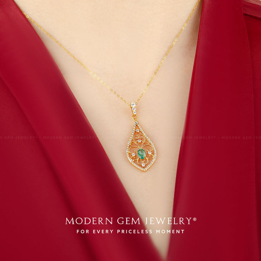 Elegant Necklace with Vintage Charm | Emerald and Diamonds | Saratti