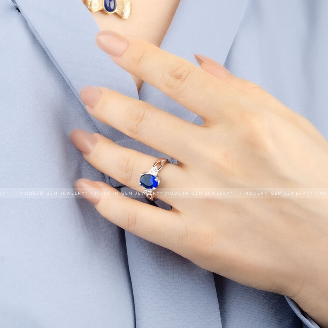 Fantastic Oval Royal Blue Sapphire and Diamond Three Stone Ring | Modern Gem Jewelry | Saratti