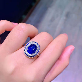 Luxurious Ring with 3 Carats Royal Blue Sapphire and Diamonds | Saratti