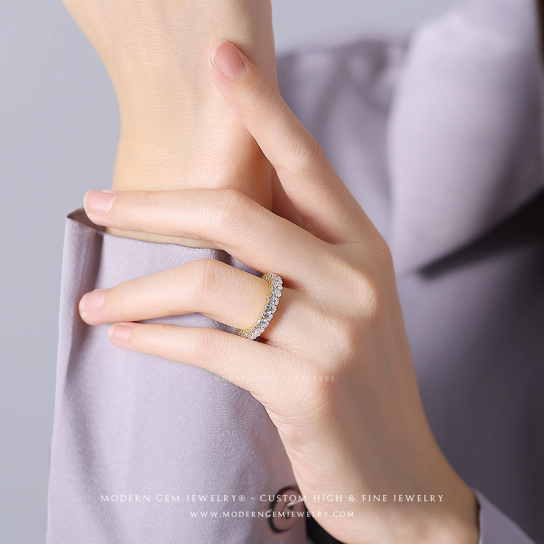 Oval Wedding Band with Diamonds in 18K Yellow Gold on female finger | Modern Gem Jewelry | Saratti 