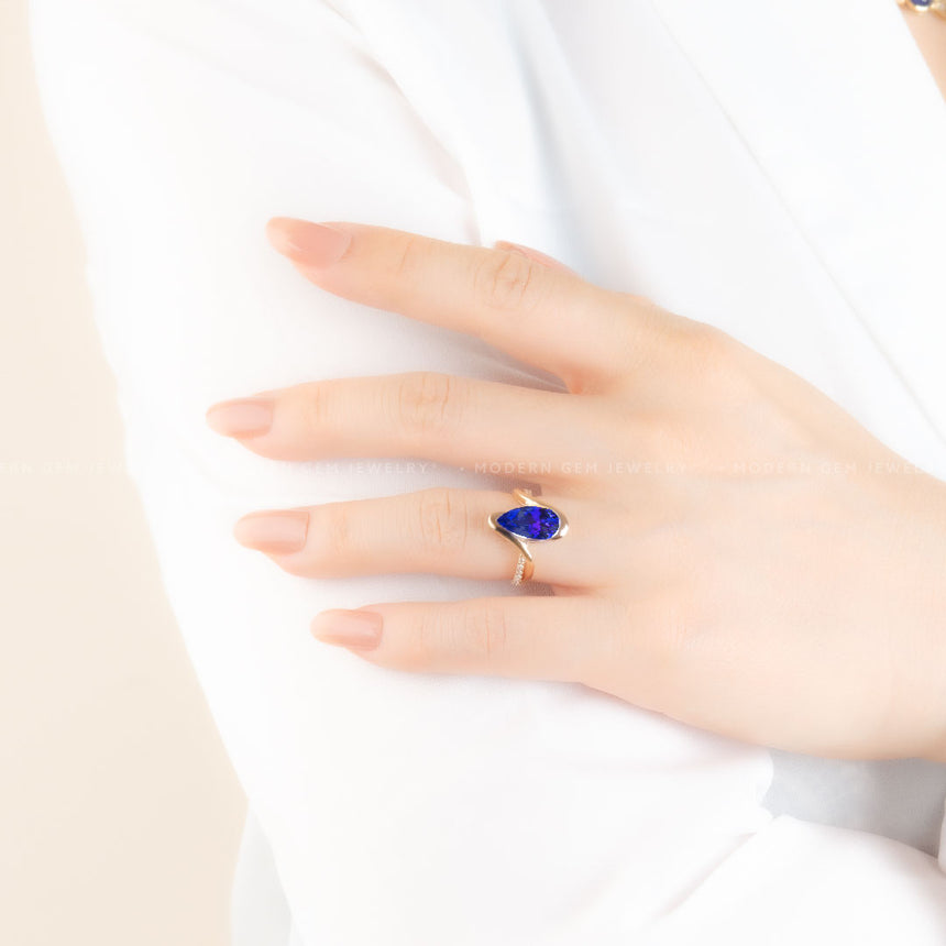 Blue Ring in Yellow Gold with Tanzanite Stone | Modern Gem Jewelry | Saratti