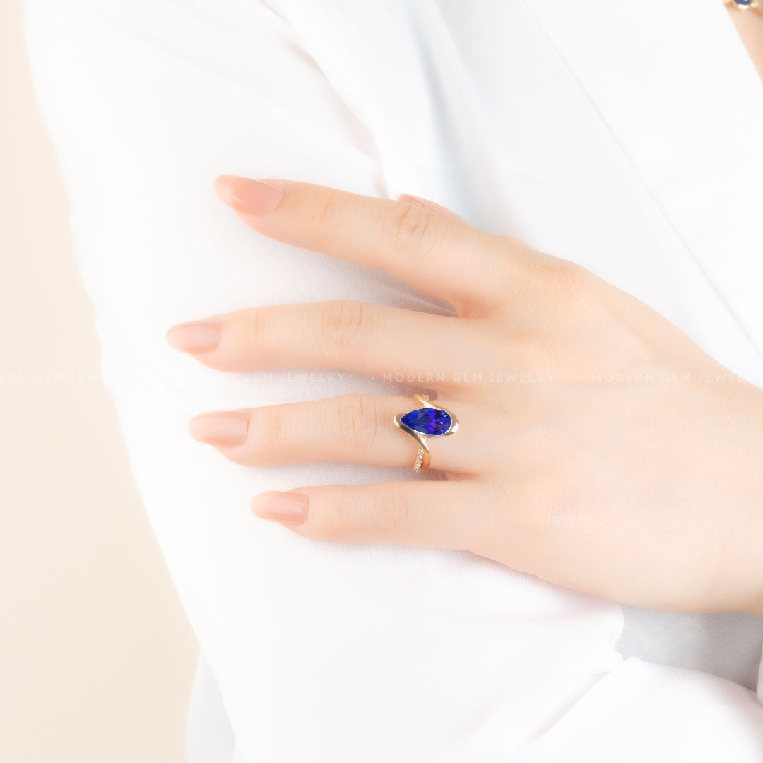 Blue Ring in Yellow Gold with Tanzanite Stone | Modern Gem Jewelry | Saratti