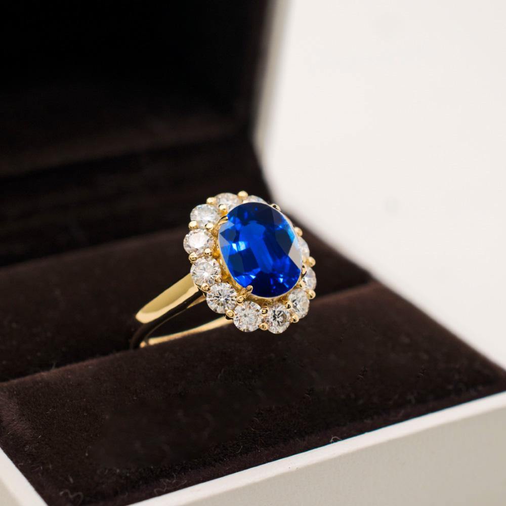 Fabulous Vintage Sapphire Engagement Ring in 18K Yellow Gold | Modern Gem Jewelry | Saratti