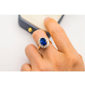Elegant Vintage Sapphire Engagement Ring in 18K Yellow Gold | Modern Gem Jewelry | Saratti