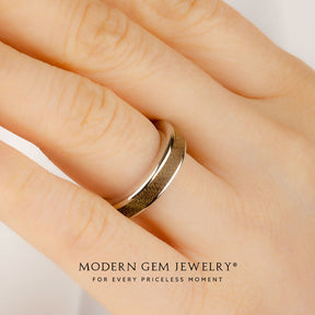 Women's Comfort-Fit Wood-Inspired Ring in 18K White Gold | Modern Gem Jewelry | Saratti 