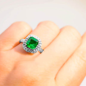 2 carat Emerald Ring with Diamonds in White Gold  | Saratti