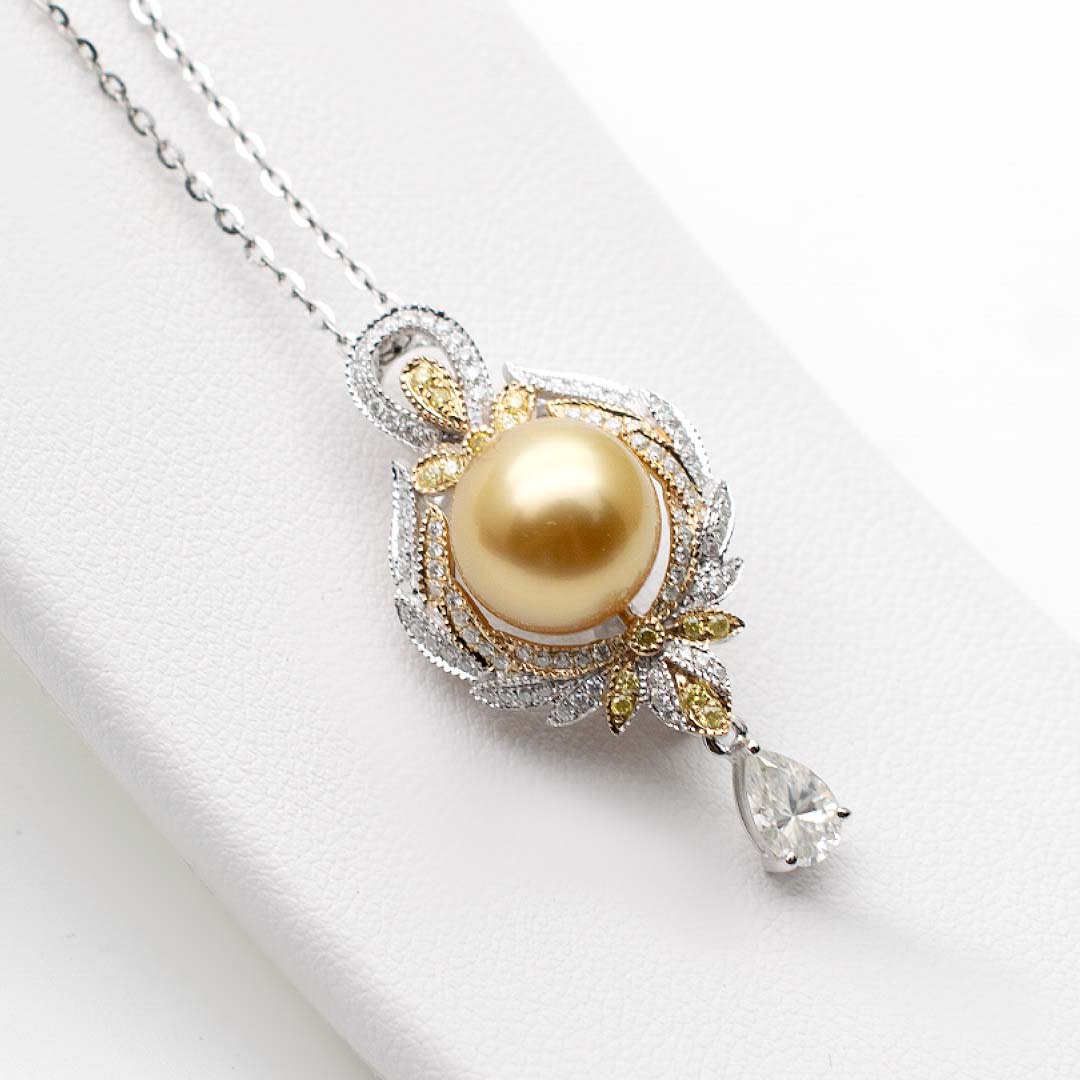 Golden Pearl and Diamond Necklace in 18K White Gold | Saratti